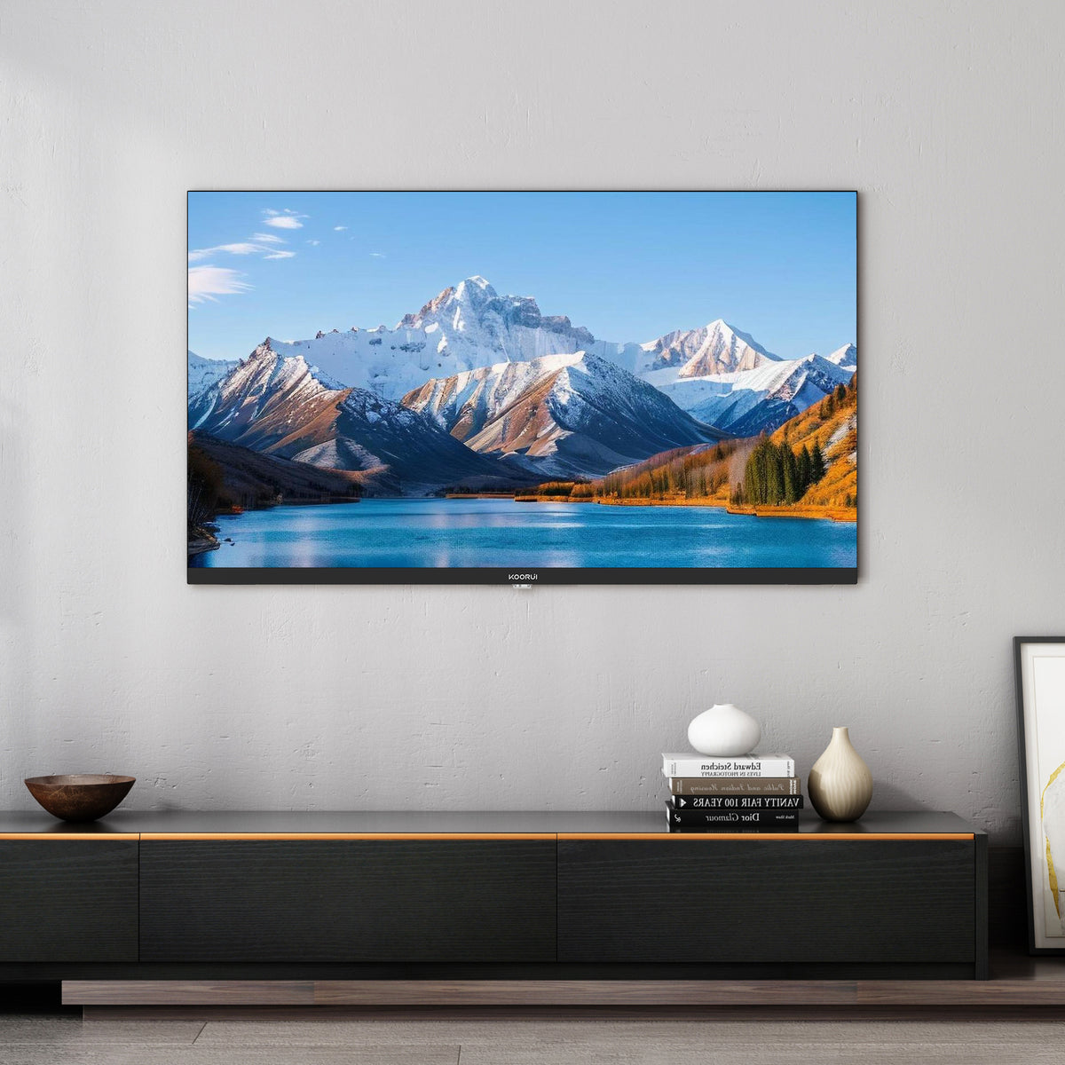 KOORUI K32Q1FFQ-T8, 32 Zoll, Full HD QLED, TIZEN TV, Kompakte Größe mit farbenfrohem Bildschirm, Dynamischer Sound mit Dolby Audio, Hochwertiges Metall-Finish