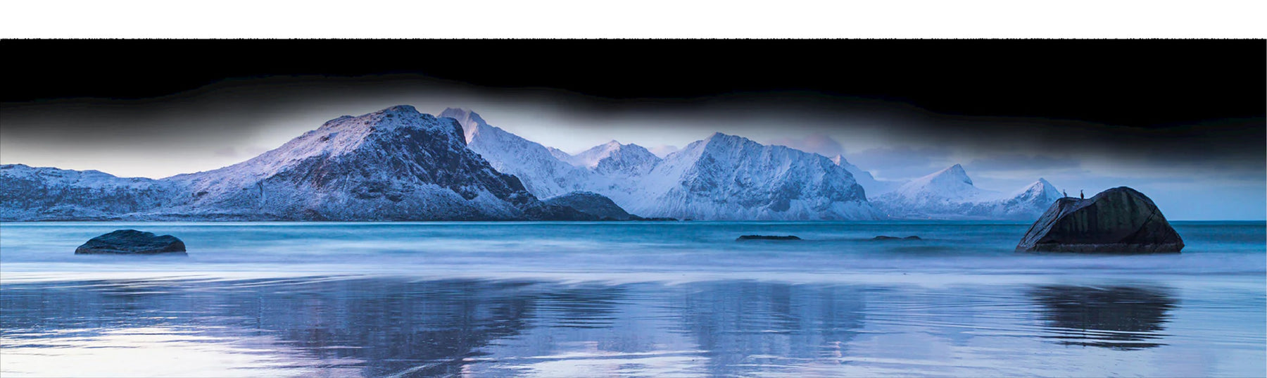 Schneebedeckte Berge spiegeln sich in einem See